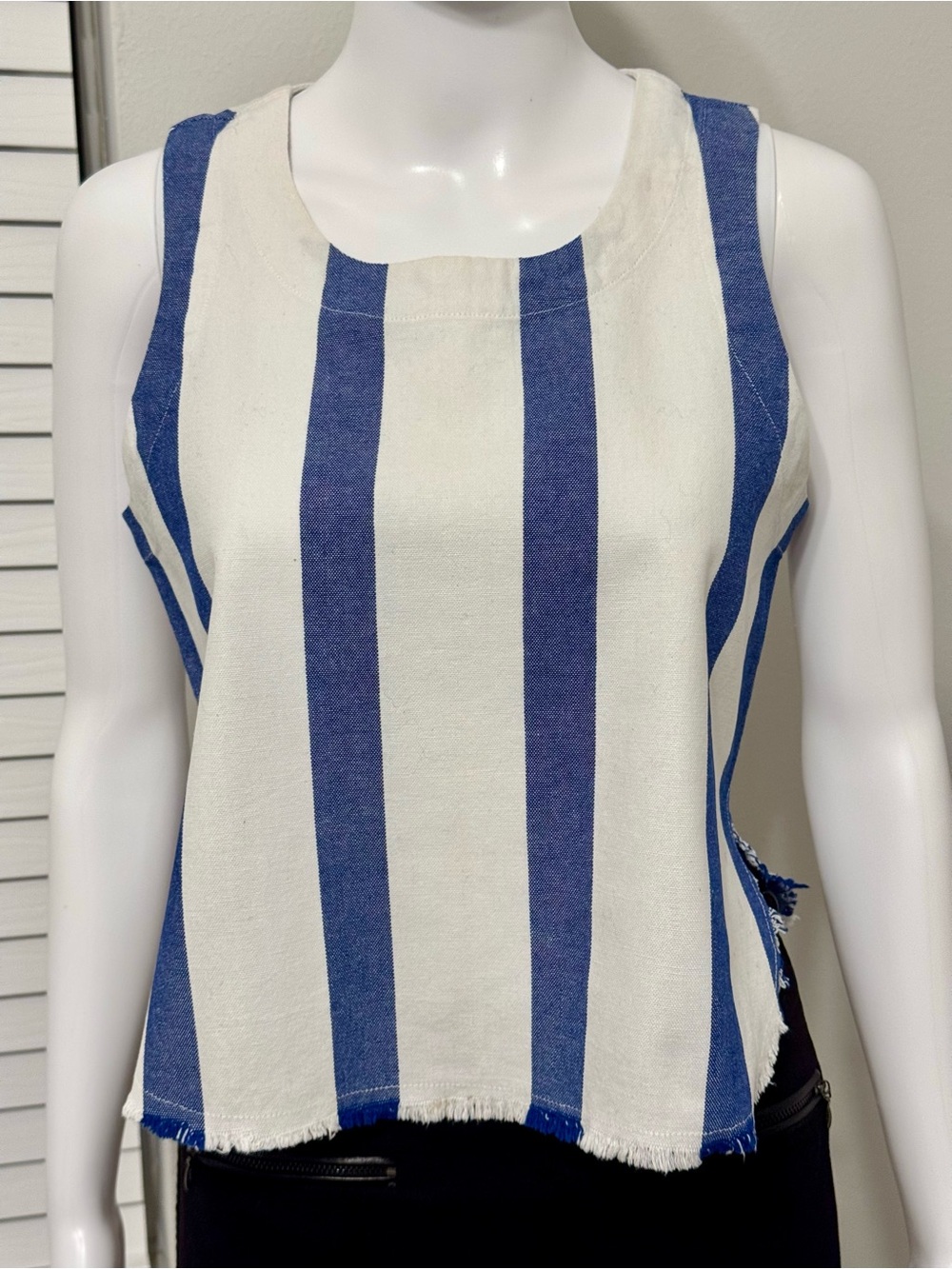 La Vi women's top, 100% cotton. Size S Sleeveless with side slits. A perfect top
